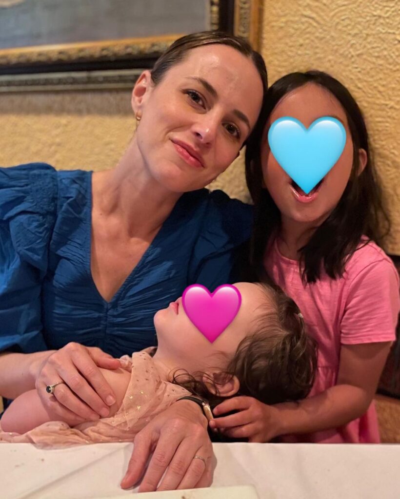 Alicia with her two daughter | Pic source: Instagram